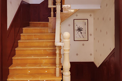 郑场镇中式别墅室内汉白玉石楼梯的定制安装装饰效果